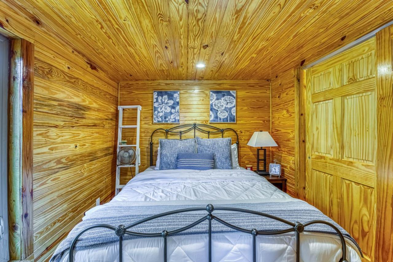 The Gemini-A Dreamy, Waterfront Tiny Cabin Rogersville Extérieur photo